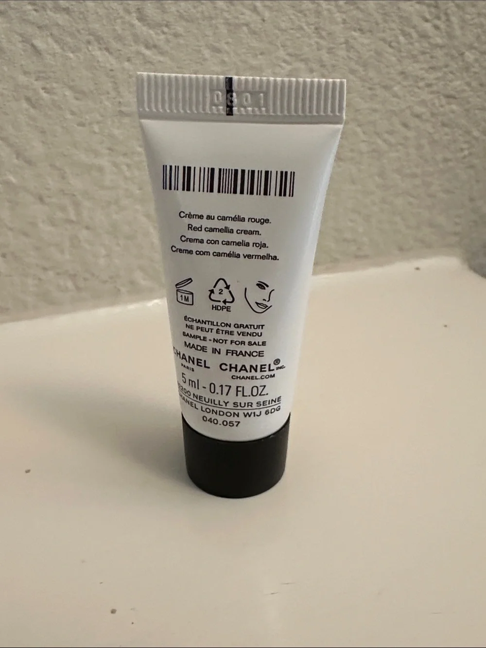 CHANEL N°1 Crème au Camélia Rouge - White & Black Tube